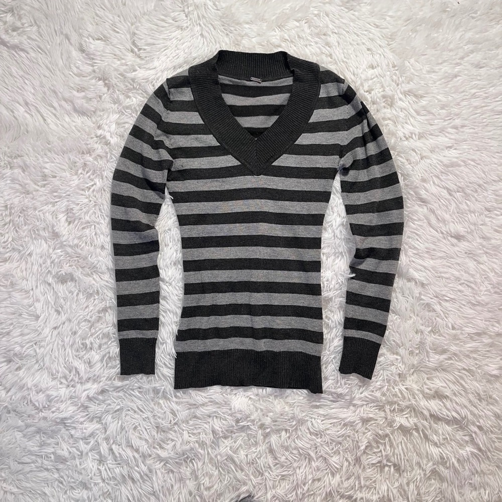 y2k gray & black striped v neck sweater medium